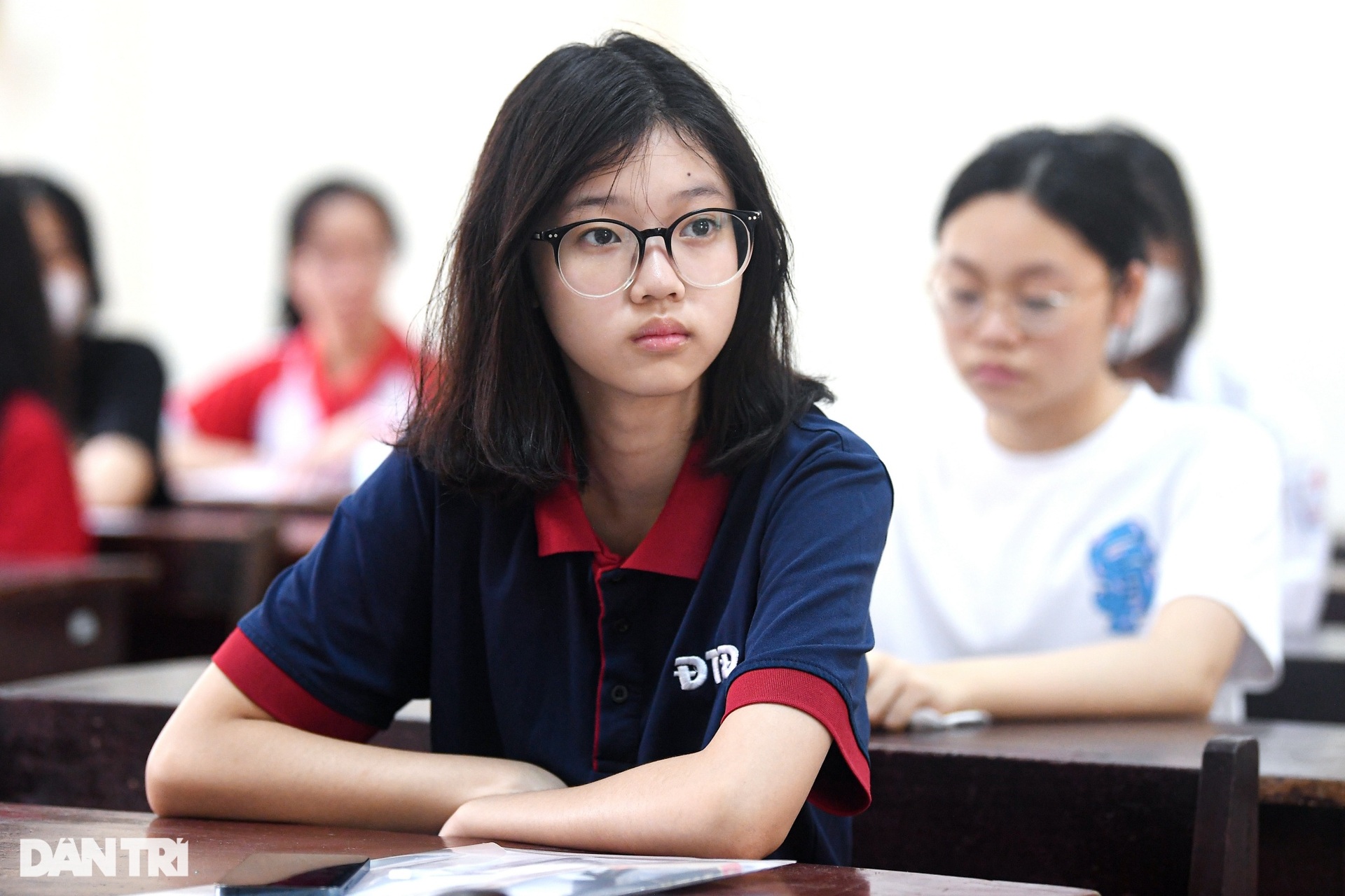 Thí sinh Hà Nội chống nạng leo bộ 3 tầng để làm thủ tục dự thi vào lớp 10 - 13 Thí sinh Hà Nội chống nạng leo bộ 3 tầng để làm thủ tục dự thi vào lớp 10 - 13