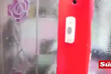 Video gia đình Noel và Sue Radford cùng các con sinh hoạt trong nhà