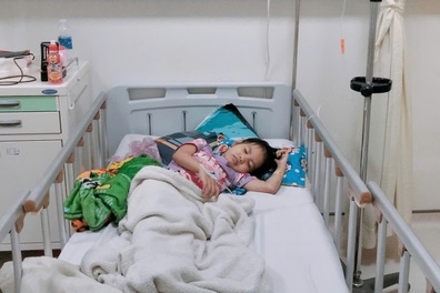 Bé gái 6 tuổi bị suy tủy, cha đơn thân cầu xin cộng đồng cứu con