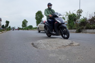 Hà Nội: Đổ bê tông lấp miệng cống thành những ụ nổi, dân nơm nớp lo tai nạn