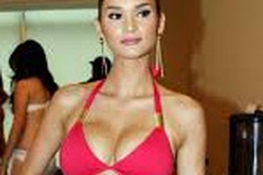 Hoa hậu Hoàn vũ khoe vòng một nảy nở tuyệt đẹp