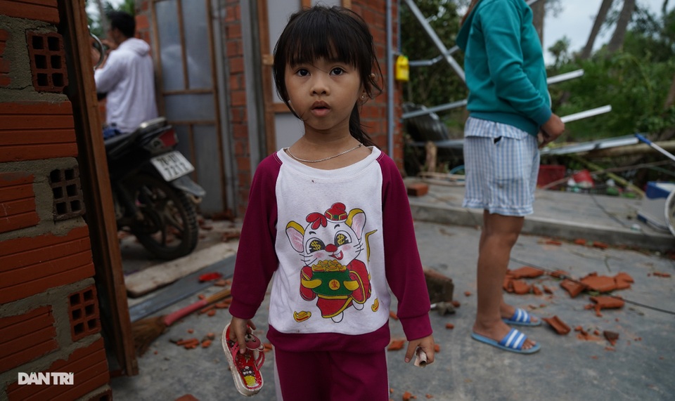 Phú Yên: “Bão dữ hất tung nhà, vợ chồng tôi ôm 2 con tìm nơi trú trong đêm” - 11 Phú Yên: “Bão dữ hất tung nhà, vợ chồng tôi ôm 2 con tìm nơi trú trong đêm” - 11
