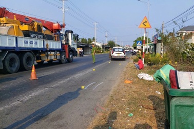 Ô tô va chạm với 2 người đi xe đạp, 1 nạn nhân tử vong