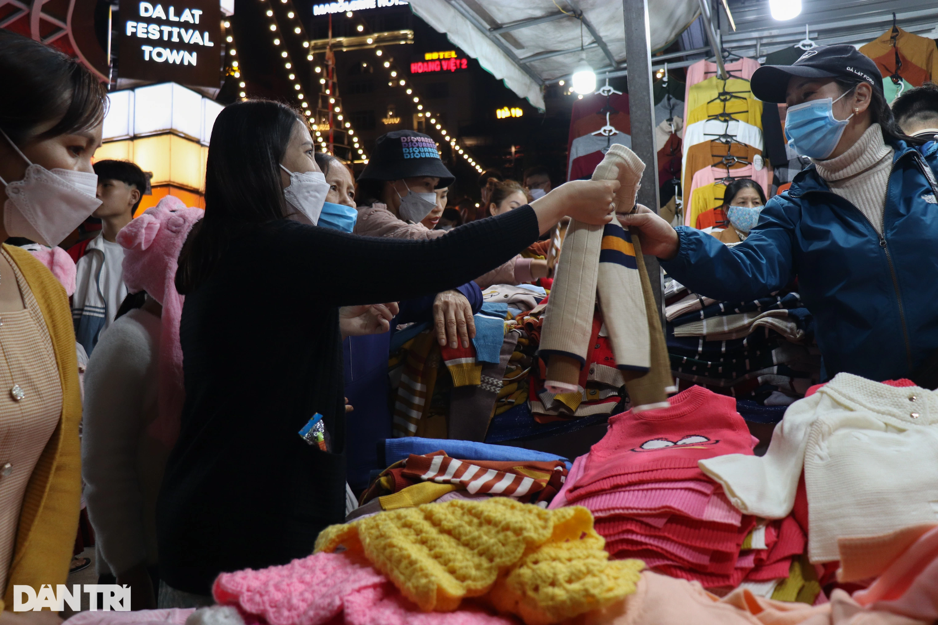 Du khách chen chúc tham quan ở chợ đêm lớn nhất thành phố ngàn hoa - 12 Du khách chen chúc tham quan ở chợ đêm lớn nhất thành phố ngàn hoa - 12