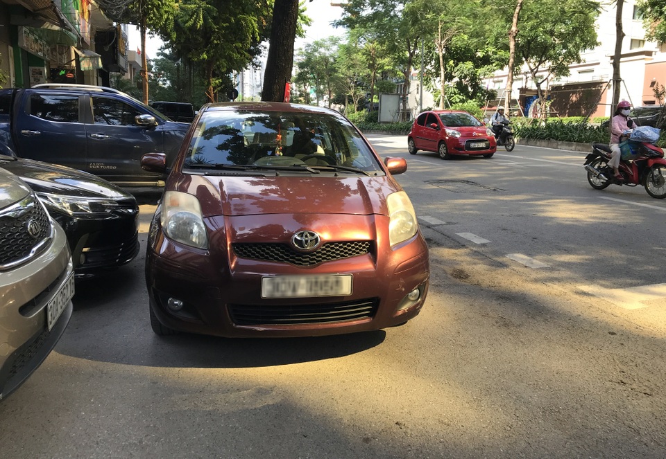 Hà Nội: Tòa nhà “dát vàng” gây nhức mắt người dân - 9 Hà Nội: Tòa nhà “dát vàng” gây nhức mắt người dân - 9