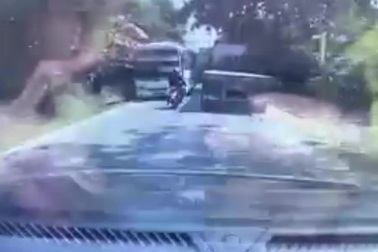 Thanh niên chạy xe máy vượt ẩu suýt trả giá bằng cả mạng sống