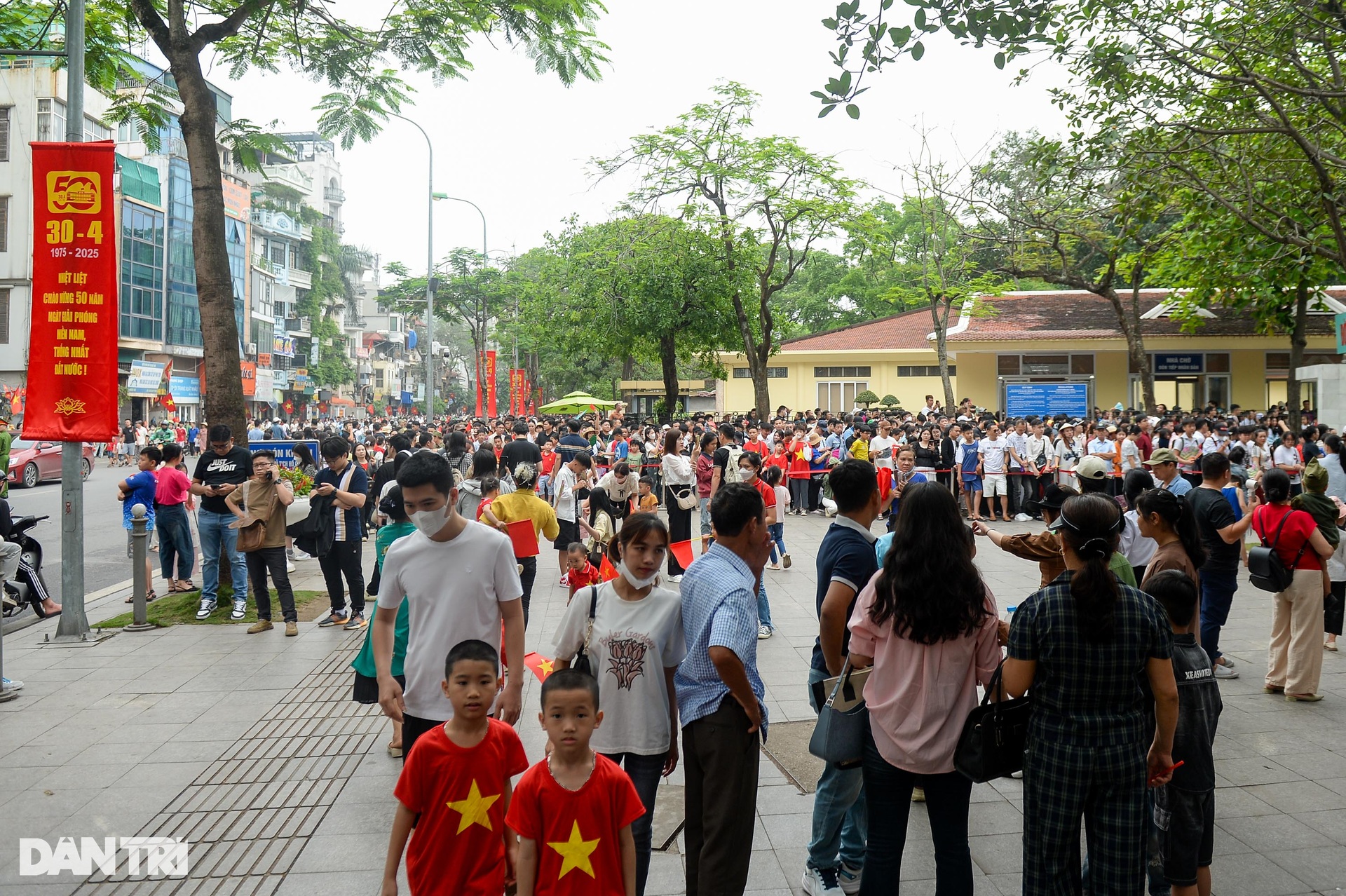 Người dân xếp hàng vào Lăng viếng Chủ tịch Hồ Chí Minh ngày 30/4 - 3 Người dân xếp hàng vào Lăng viếng Chủ tịch Hồ Chí Minh ngày 30/4 - 3