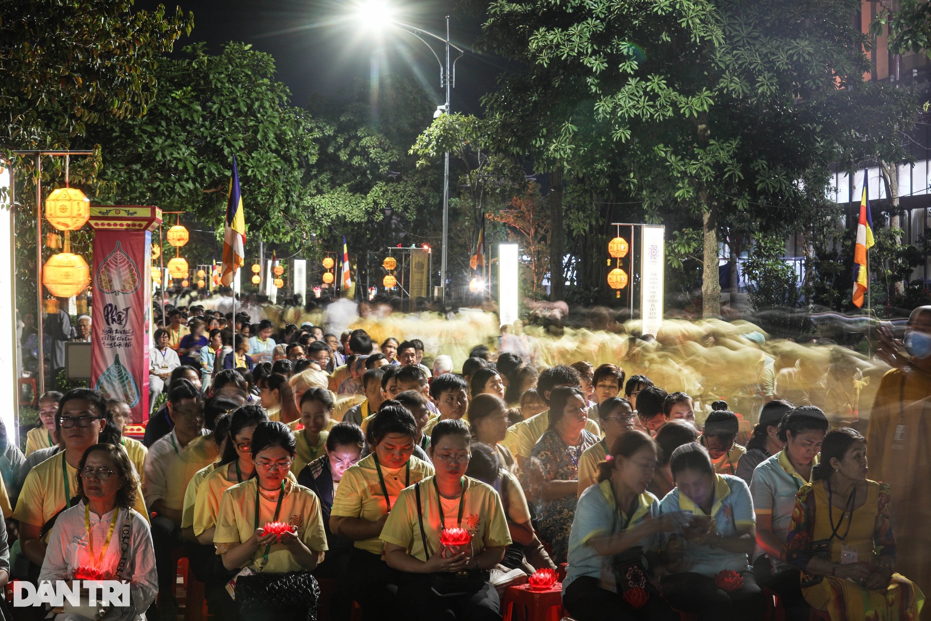 12.000 người cầu nguyện cho hòa bình thế giới ở lễ thả hoa đăng Vesak 2025 - 1 12.000 người cầu nguyện cho hòa bình thế giới ở lễ thả hoa đăng Vesak 2025 - 1