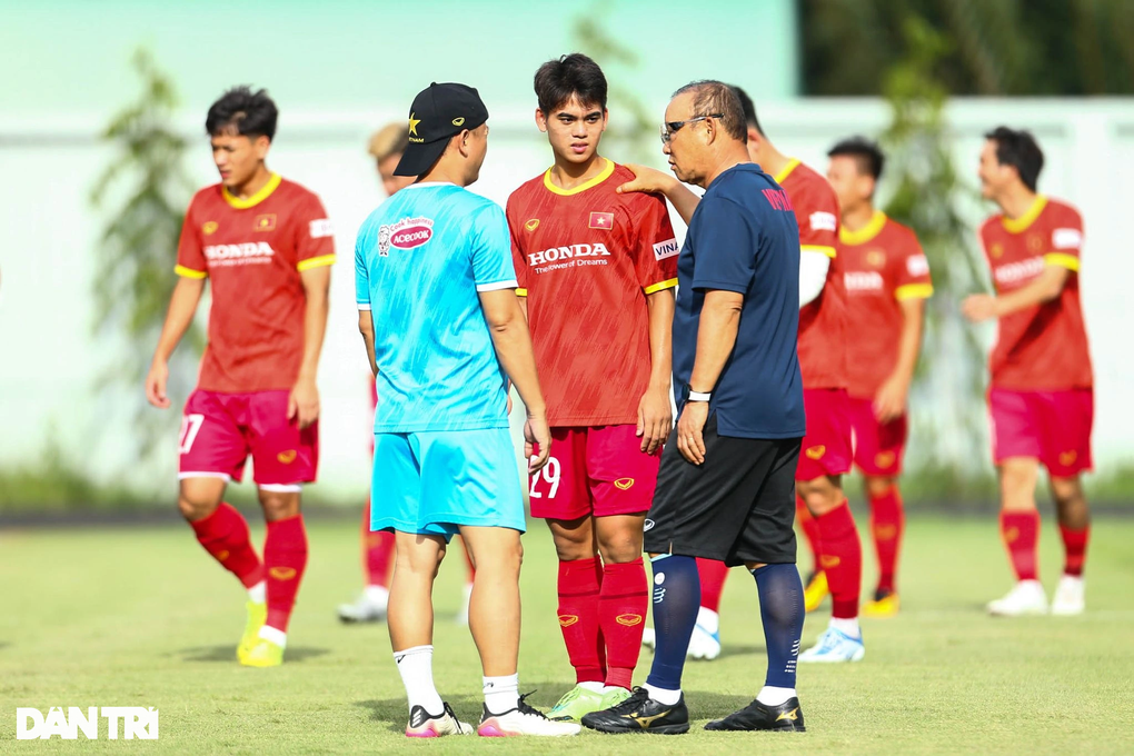 Quang Hải thu hút sự chú ý trong buổi tập cùng đội tuyển Việt Nam - 7 Quang Hải thu hút sự chú ý trong buổi tập cùng đội tuyển Việt Nam - 7