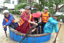 Cứu hộ dùng thuyền thúng đưa hàng trăm người dân rời vùng lũ Phú Yên