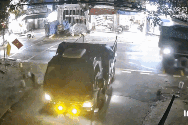 Ô tô tải lùi bất cẩn, đẩy văng xe máy suýt vào gầm ô tô khác