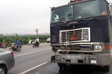 Hà Nội: Thiếu úy CSGT bị kéo lê dưới gầm container