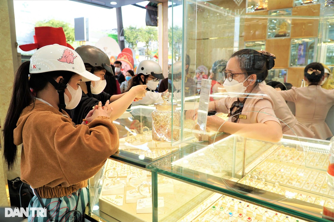 Cá lóc nướng, heo quay đắt như tôm tươi ngày vía Thần Tài - 6 Cá lóc nướng, heo quay đắt như tôm tươi ngày vía Thần Tài - 6