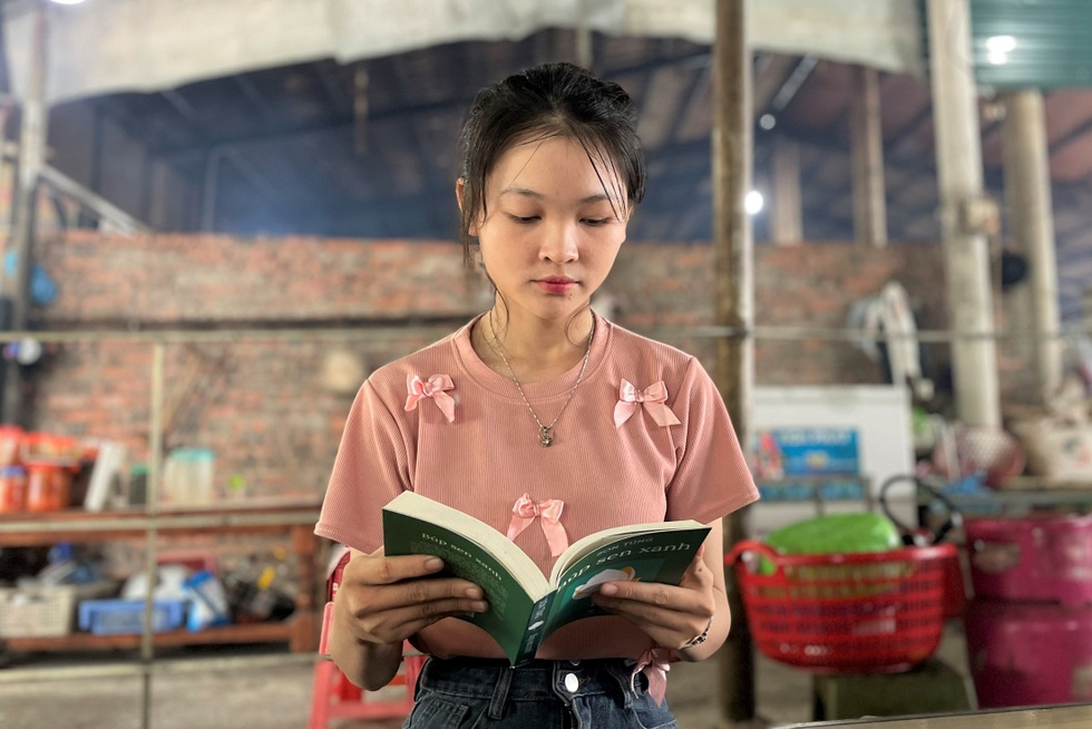 Nữ sinh bán khoai, cơm lam trên đỉnh đèo đạt 3 điểm 10 tốt nghiệp - 1 Nữ sinh bán khoai, cơm lam trên đỉnh đèo đạt 3 điểm 10 tốt nghiệp - 1