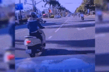 Tạt đầu ô tô rồi phanh gấp, "nữ ninja" bị hất văng xuống đường