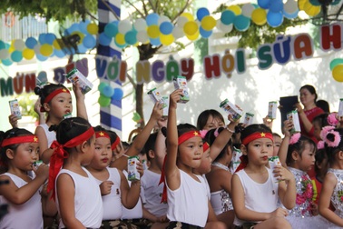 Chương trình “Sữa học đường” cho yêu thương thêm trọn vẹn