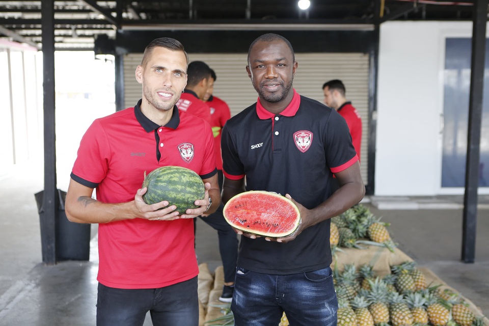 Văn Lâm và các đồng đội ở Muangthong United thư giãn tại chợ trái cây - 10