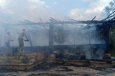 Hai cháu nhỏ nghịch dại, thiêu rụi nhà rông tiền tỷ của làng