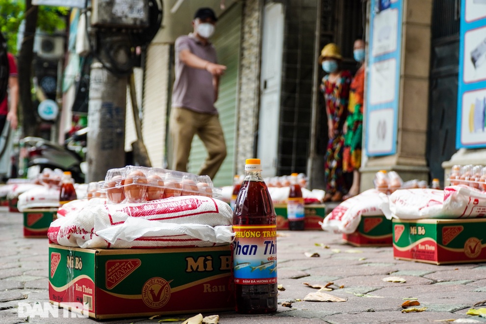 Hàng nghìn suất quà được trao tận tay người dân gặp khó khăn ở Hà Nội - 3 Hàng nghìn suất quà được trao tận tay người dân gặp khó khăn ở Hà Nội - 3