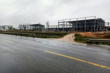 Cận cảnh doanh nghiệp "xẻ" tường hộ lan, "băm nát" hành lang giao thông QL 1A