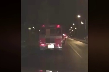 Du khách mây mưa đằng sau xe tuk tuk