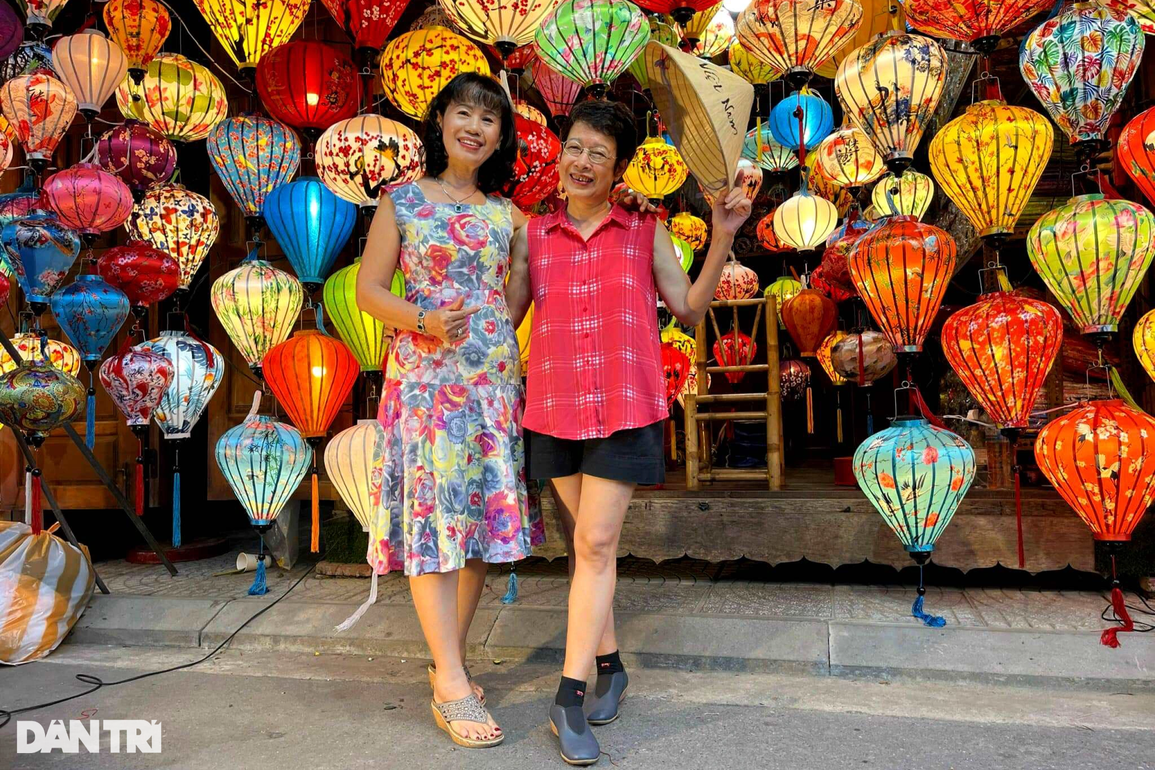 Hàng nghìn du khách đổ về phố cổ Hội An mừng đại lễ Phật đản 2022 - 3 Hàng nghìn du khách đổ về phố cổ Hội An mừng đại lễ Phật đản 2022 - 3