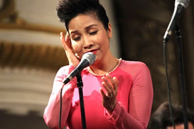 Mỹ Linh xúc động hát “Tóc gió thôi bay”