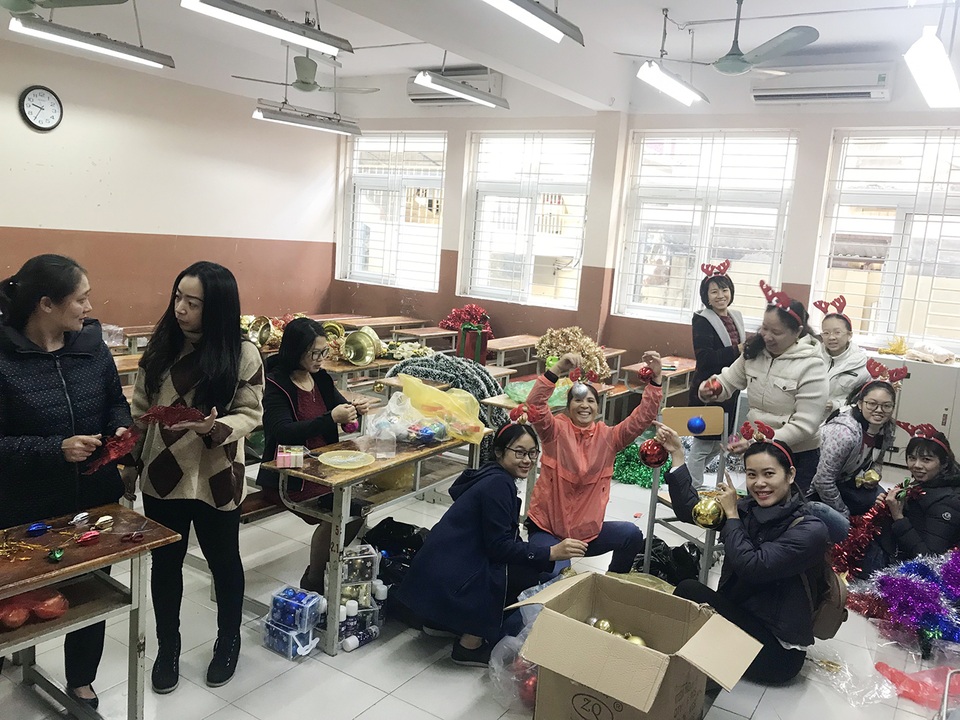 Học sinh trường cấp 2 tại Hà Nội trang trí cây thông Noel “siêu to khổng lồ” - 2 Học sinh trường cấp 2 tại Hà Nội trang trí cây thông Noel “siêu to khổng lồ” - 2