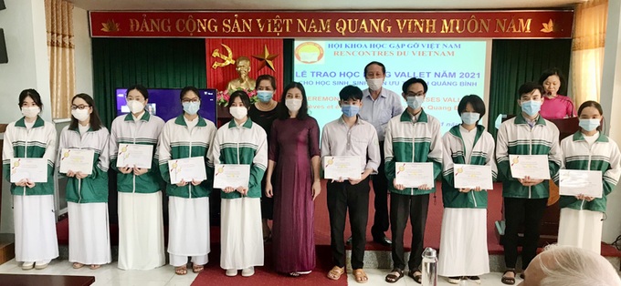 Các đơn vị đại diện trao học bổng Odon Vallet năm 2021 cho học sinh Trường THPT Chuyên Võ Nguyên Giáp (Quảng Bình).