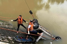 Phát hiện nữ hành khách trong chiếc xe taxi lao xuống sông