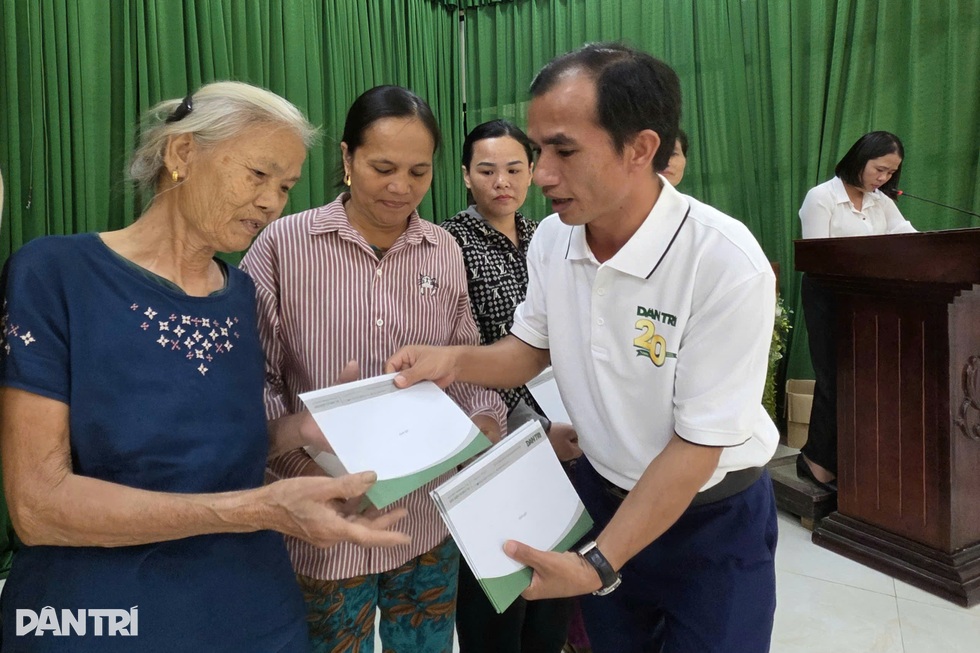 Người phụ nữ khiếm thị mất nhà sau bão vui mừng nhận quà từ bạn đọc Dân trí - 1 Người phụ nữ khiếm thị mất nhà sau bão vui mừng nhận quà từ bạn đọc Dân trí - 1