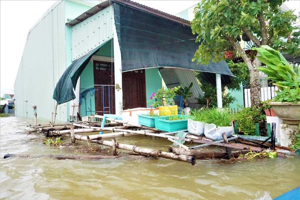 Lũ ập tới bất ngờ, người dân Tam Kỳ quay cuồng trong biển nước - 10 Lũ ập tới bất ngờ, người dân Tam Kỳ quay cuồng trong biển nước - 10
