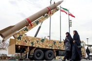 Mỹ "thắt lưng buộc bụng" tên lửa trước mưa hỏa lực của Iran?