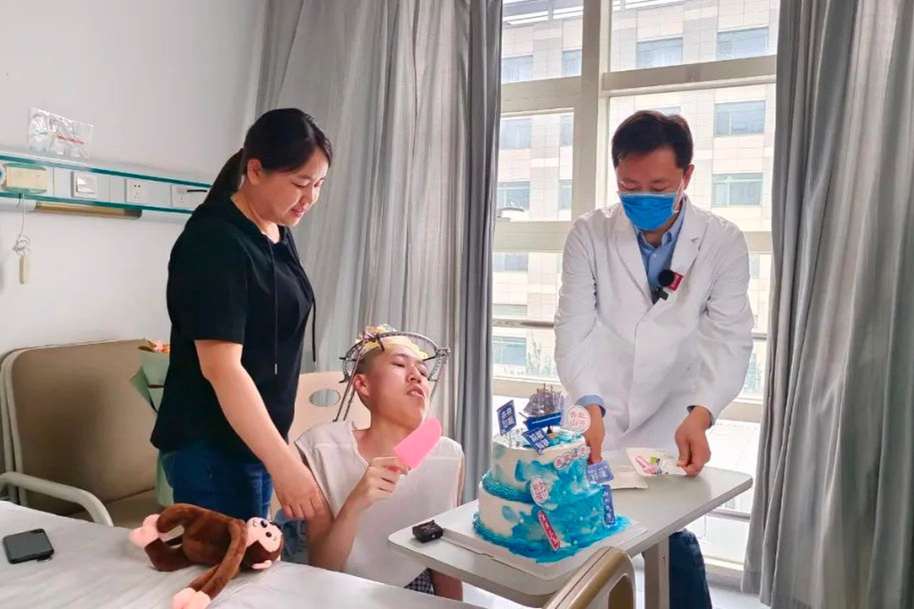 Hành trình phi thường duỗi thẳng lưng chàng trai có cột sống cong chữ Z - 2 Hành trình phi thường duỗi thẳng lưng chàng trai có cột sống cong chữ Z - 2