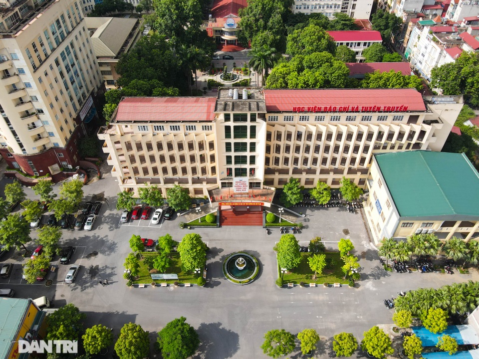 Đoạn đường dài 1km “cõng” đến 7 trường đại học, cao đẳng ở Hà Nội - 12 Đoạn đường dài 1km “cõng” đến 7 trường đại học, cao đẳng ở Hà Nội - 12