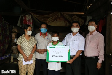 Cậu bé nghèo bị trường "giam" học bạ nhận sổ tiết kiệm 150 triệu đồng