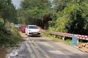 Giải cứu tài xế cùng 20 ô tô bị cô lập do sạt lở đèo Gia Bắc ở Lâm Đồng