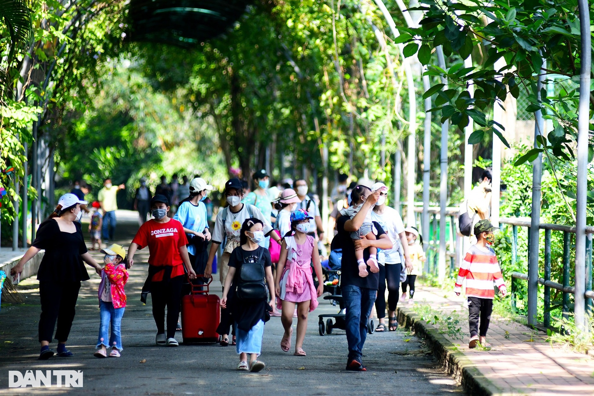 Thảo cầm viên Sài Gòn mở cửa, người dân đổ xô đưa con em đến vui chơi - 7 Thảo cầm viên Sài Gòn mở cửa, người dân đổ xô đưa con em đến vui chơi - 7