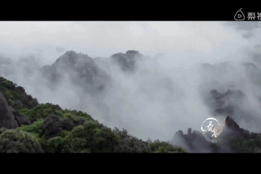 Hai giếng nước cổ trong chùa có vị khác nhau, một bên đắng, một bên ngọt