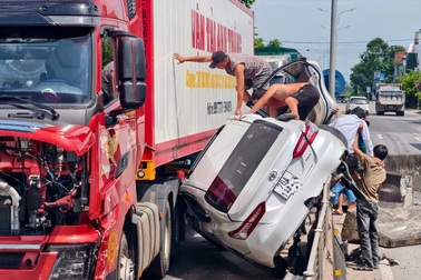 Ba người kêu cứu trong ô tô bị tông văng lên dải phân cách