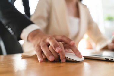 Sếp nữ phải lòng cấp dưới, chi 420.000 USD để người này ly hôn vợ