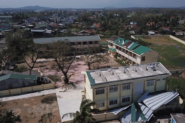 Quảng Ngãi: Khó khăn khắc phục trường lớp sau bão số 9