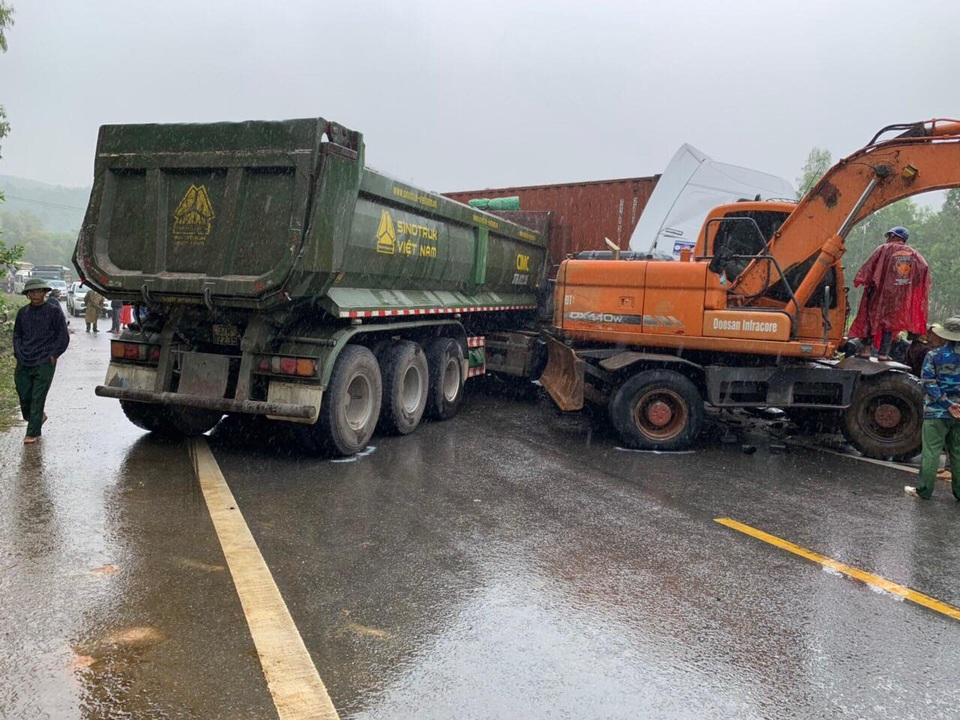 Tai nạn liên hoàn, 2 xe đầu kéo và 1 máy xúc dính chặt vào nhau - 2 Tai nạn liên hoàn, 2 xe đầu kéo và 1 máy xúc dính chặt vào nhau - 2