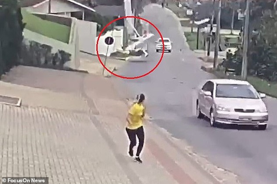 “Thót tim” cảnh phi công và khách thoát chết khi máy bay rơi xuống đường - 2 “Thót tim” cảnh phi công và khách thoát chết khi máy bay rơi xuống đường - 2