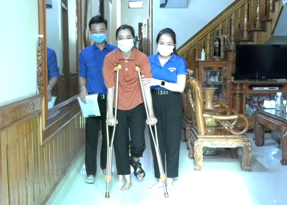 Xúc động hình ảnh tình nguyện viên đến tận nhà cõng thí sinh đi thi - 1 Xúc động hình ảnh tình nguyện viên đến tận nhà cõng thí sinh đi thi - 1