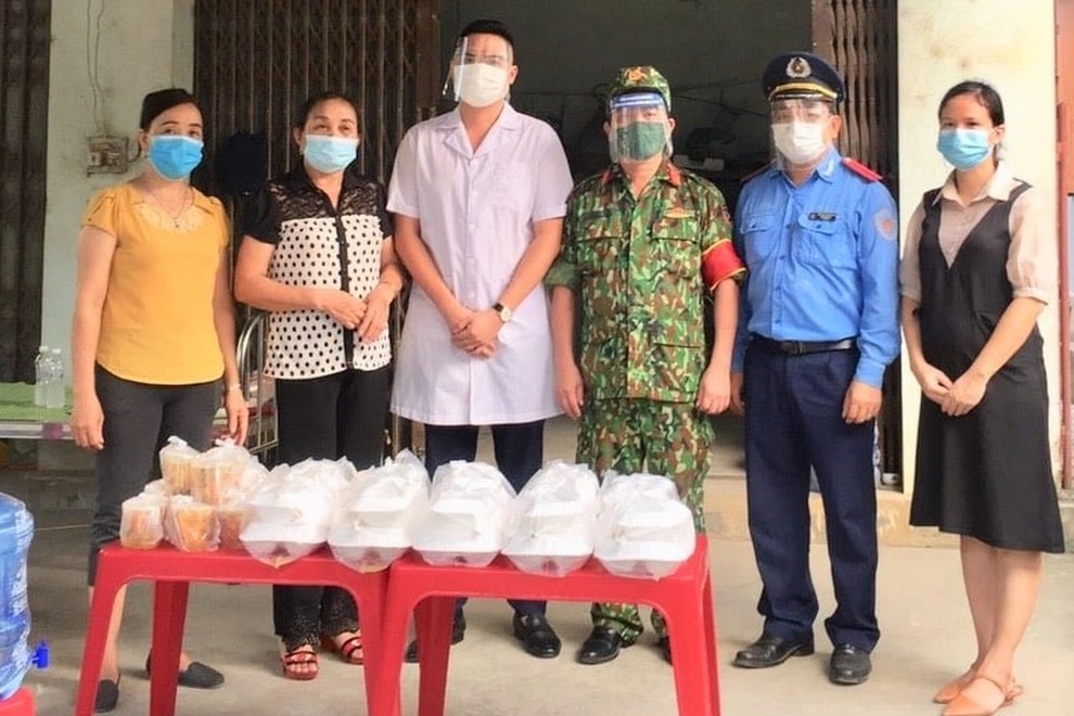 Phụ nữ vùng quê góp gạo thổi cơm tiếp sức lực lượng ngày đêm chống dịch - 7 Phụ nữ vùng quê góp gạo thổi cơm tiếp sức lực lượng ngày đêm chống dịch - 7