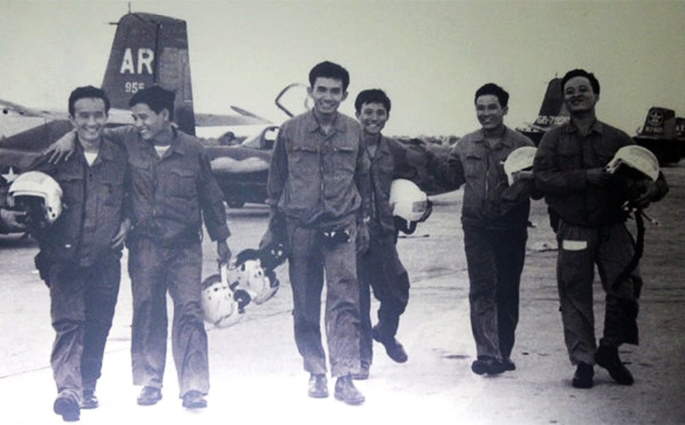 Gallery - Gặp lại phi công hào hoa trong bức ảnh phi đội Quyết Thắng huyền thoại | Báo Dân trí - image 9