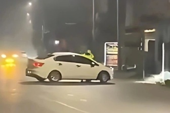 Say xỉn, tài xế ô tô "chạy chốt", tông CSGT lên nắp capo