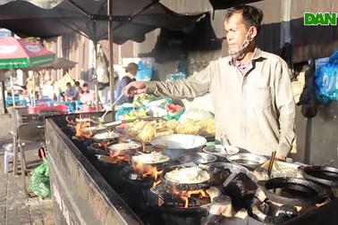 Người đàn ông bán bánh xèo nuôi 3 con ăn học