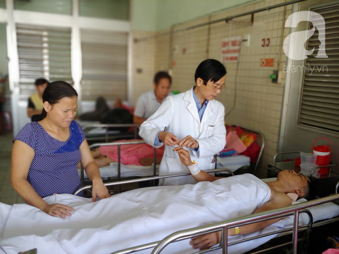 Người chồng bị liệt vì lao lực kiếm tiền nuôi vợ mù và 3 con nhỏ được ủng hộ 110 triệu đồng, đã xuất viện - Ảnh 7. Người chồng bị liệt vì lao lực kiếm tiền nuôi vợ mù và 3 con nhỏ được ủng hộ 110 triệu đồng, đã xuất viện - Ảnh 7.
